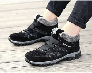 Vue détaillée des bottes de neige noires pour hommes avec doublure chaude en fausse fourrure grise.