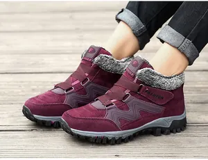 Vue détaillée de bottes de neige bordeaux avec doublure en peluche chaude et semelle