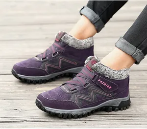 Gros plan de bottes de neige violettes avec doublure en fausse fourrure et semelle robuste