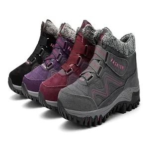 Vue détaillée des bottes de neige d'hiver avec doublure polaire en plusieurs couleurs.