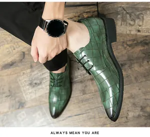 Vista detallada de zapatos de vestir para hombre en piel verde con textura de coco