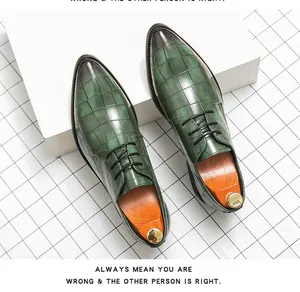 Vista superior de zapatos de vestir para hombre en cuero verde con diseño de cocodrilo