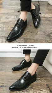 Primer plano de la textura de cocodrilo negra en zapatos de vestir de cuero para hombre