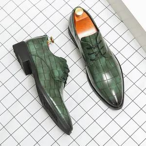 Zapatos de vestir verdes para hombre con patrón de cocodrilo y punta fina para negocios.