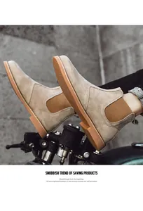 Detailansicht von hellbraunen Chelsea-Boots aus Wildleder für Herren in urbanem Motorrad-Stil