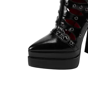 Dettaglio stivale platform in vernice nera con intagli e occhielli in stile punk