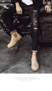 Herren Chelsea Boots aus hellbraunem Wildleder in einer Lifestyle-Aufnahme mit Motorrad