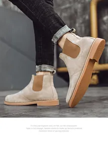 Detailansicht von khakifarbenen Chelsea-Boots aus Wildleder mit Gummisohle.
