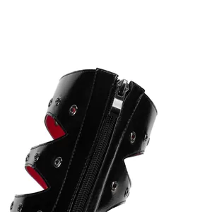 Dettaglio di stivali neri stile punk con occhielli metallici e zip di chiusura