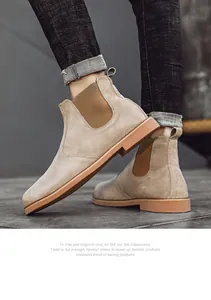 Nahaufnahme von beigen Chelsea-Boots aus Wildleder für Herren mit elastischem Seiteneinsatz.