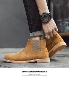 Detailansicht stilvoller Chelsea-Boots für Herren aus hellbraunem Wildleder und Gummi