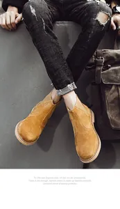 Modische Chelsea-Boots aus gelbem Wildleder für Herren mit zerrissener Jeans.