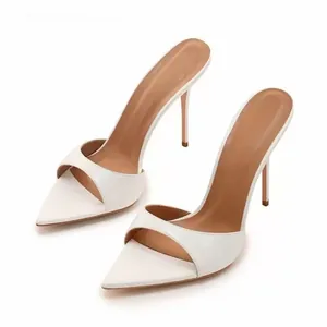 Mules blanches élégantes à bout pointu et talon aiguille pour défilés et soirées chic