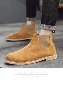 Stilvolle Chelsea-Boots aus hellbraunem Wildleder für Herren mit elastischen Einsätzen