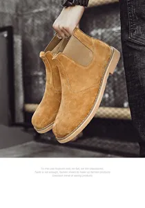 Nahaufnahme von hellbraunen Chelsea-Boots für Herren aus Wildleder mit warmem Fleece-Futter