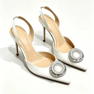 Élégantes sandales à talons en satin blanc avec boucle ronde en strass brillant