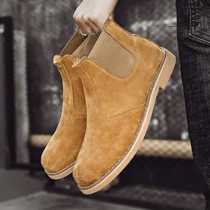 Stivaletti Chelsea da uomo in camoscio marrone chiaro, design ideale per l'autunno