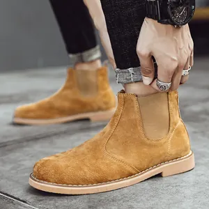 Eleganti stivaletti Chelsea da uomo in pelle scamosciata marrone per l'autunno e l'inverno.