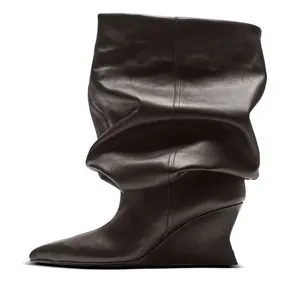 Vista lateral de botas de cuña slouchy de alta moda con diseño de punta