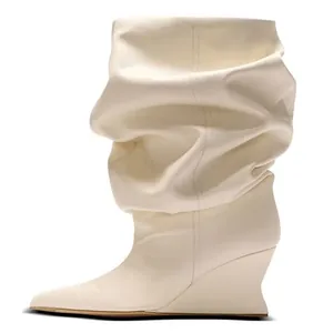 Botas slouch elegantes color crema con punta afilada y tacón de cuña diseño moda