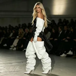 Weiße, geraffte Overknee-Stiefel mit spitzer Kappe und Pfennigabsatz für Damen.