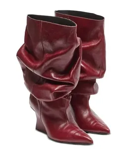Elegantes botas de piel color granate con punta fina y detalle de cuña con estilo
