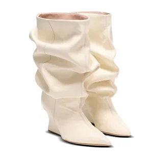 Elegantes botas de cuña plisadas color crema con punta fina y diseño de cuero suave