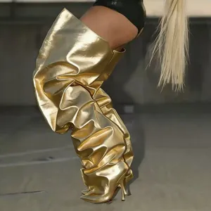 Detaillierte Ansicht von auffälligen, metallisch-goldenen Overknee-Stiefeln mit Pfennigabsatz