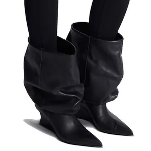 Botines negros de cuero con punta afilada y cuña en estilo slouchy de pasarela
