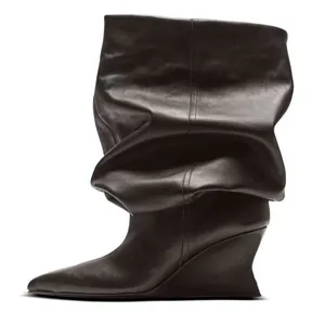Elegantes botas arrugadas de mujer en cuero marrón oscuro con cuña y punta sofisticada