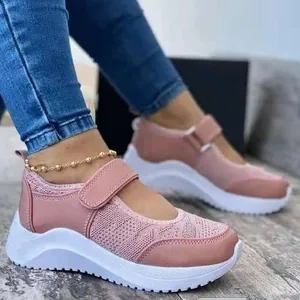 Stylische rosafarbene Damen-Mesh-Plattform-Sneaker mit praktischem Klettverschluss.