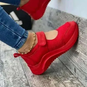 Seitenansicht roter Plateauschuhe im Mary-Jane-Stil für Damen mit Klettverschluss