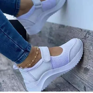 Detailansicht weißer Mary Jane Plateau-Sneaker mit atmungsaktivem Mesh und Klettverschluss.