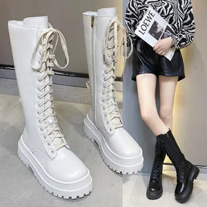 Stijlvolle witte en zwarte veterschoenen, kniehoge ridderlaarzen met dikke zolen