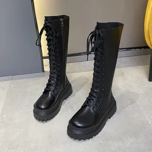 Gedetailleerd zijaanzicht van zwarte hoge veterschoenen met dikke platformzool voor dames