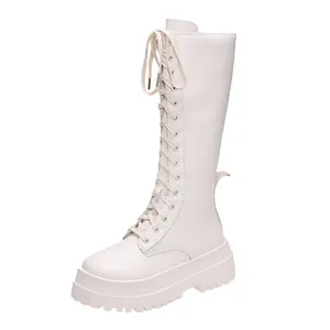 Gedetailleerd zijaanzicht van gebroken witte veterlaarzen met een chunky platformzool