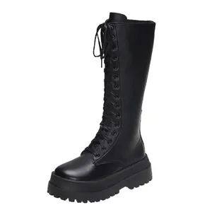 Gedetailleerd zijaanzicht van zwarte veterschoenen met dikke plateauzolen