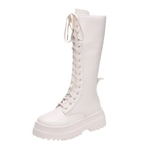 Elegante gebroken witte veterlaarzen voor dames met een dikke platform profielzool