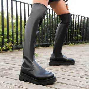 Stivali sopra il ginocchio alla moda con suola platform in pelle elastica nera opaca.