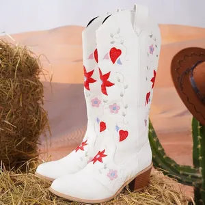 Stivali da cowboy bianchi stile western con ricami di cuori floreali e tacco a blocco
