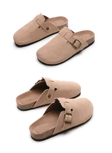 Detailansichten von beigen Wildleder-Clogs mit Korksohle und verstellbarer Schnalle