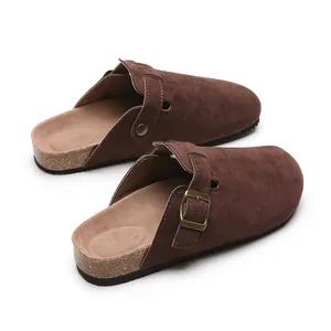 Detailaufnahme der braunen Wildleder-Clogs mit bequemem Kork-Fußbett und Schnalle