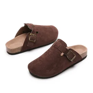 Detailansicht brauner Wildleder-Clogs mit verstellbarer Schnalle und Korksohle