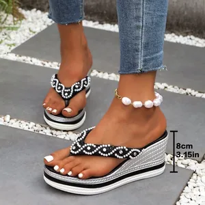 Meting van 8 cm sleehakhoogte op stijlvolle teenslippers met plateauzool