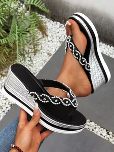 Detailweergave van de sleehak slippers voor dames met parelbandjes en zilveren zool.