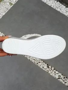 Gedetailleerde weergave van de witte wedge flip-flops zool met antislip-structuur