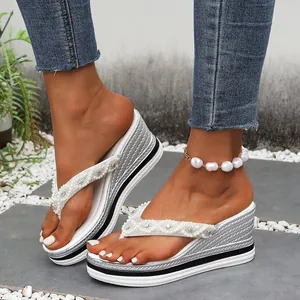 Elegante witte teenslippers met sleehak en parels en strass voor dames zomer