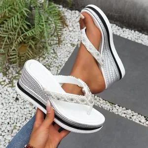 Elegante teenslippers met sleehak met parels en strass op hoge plateauzolen