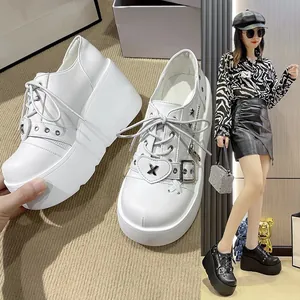 Élégantes bottines à plateforme blanches avec boucle cœur et laçage pour femmes