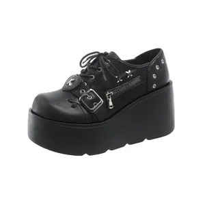 Vue latérale de chaussures gothiques noires à plateforme avec boucle et fermeture éclair